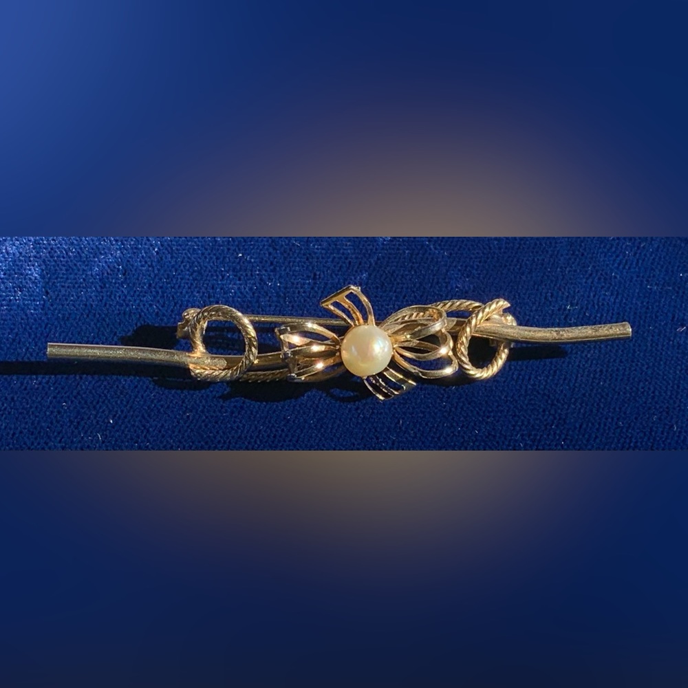 Vintage Well Made Gold Tone Pearl Brooch